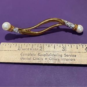 Goldtone swirl pin with sparkly and pearl-like accessories!